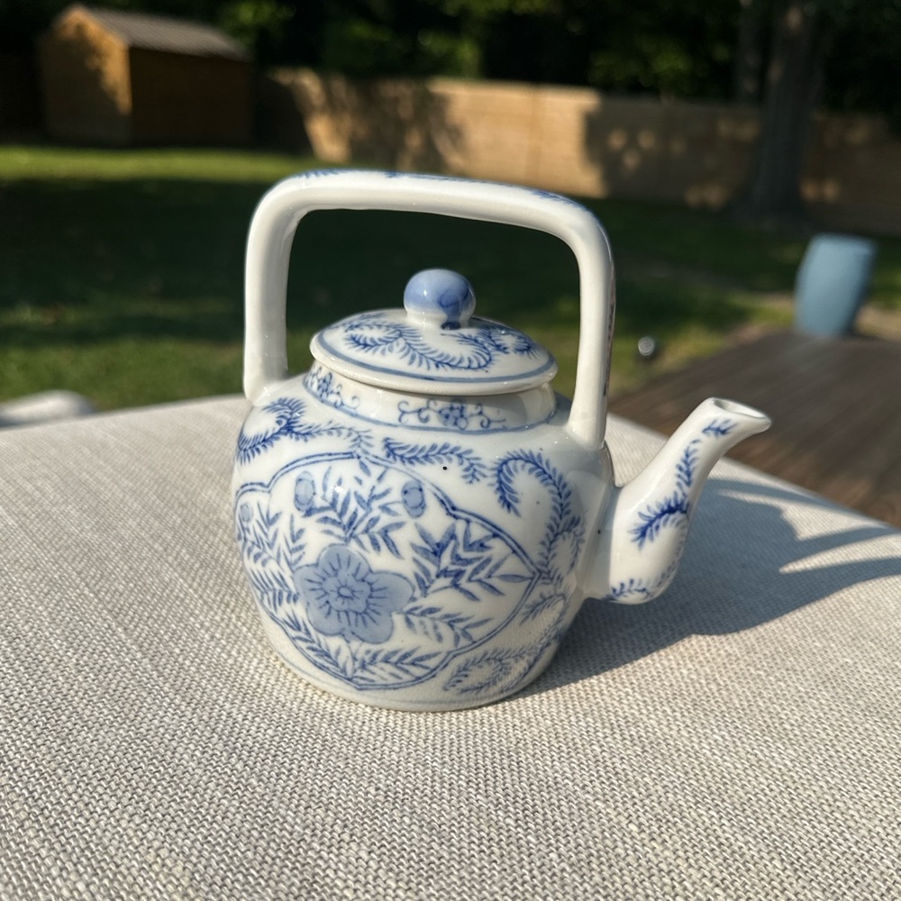 SOLD Lovely Chinoiserie Teapot
